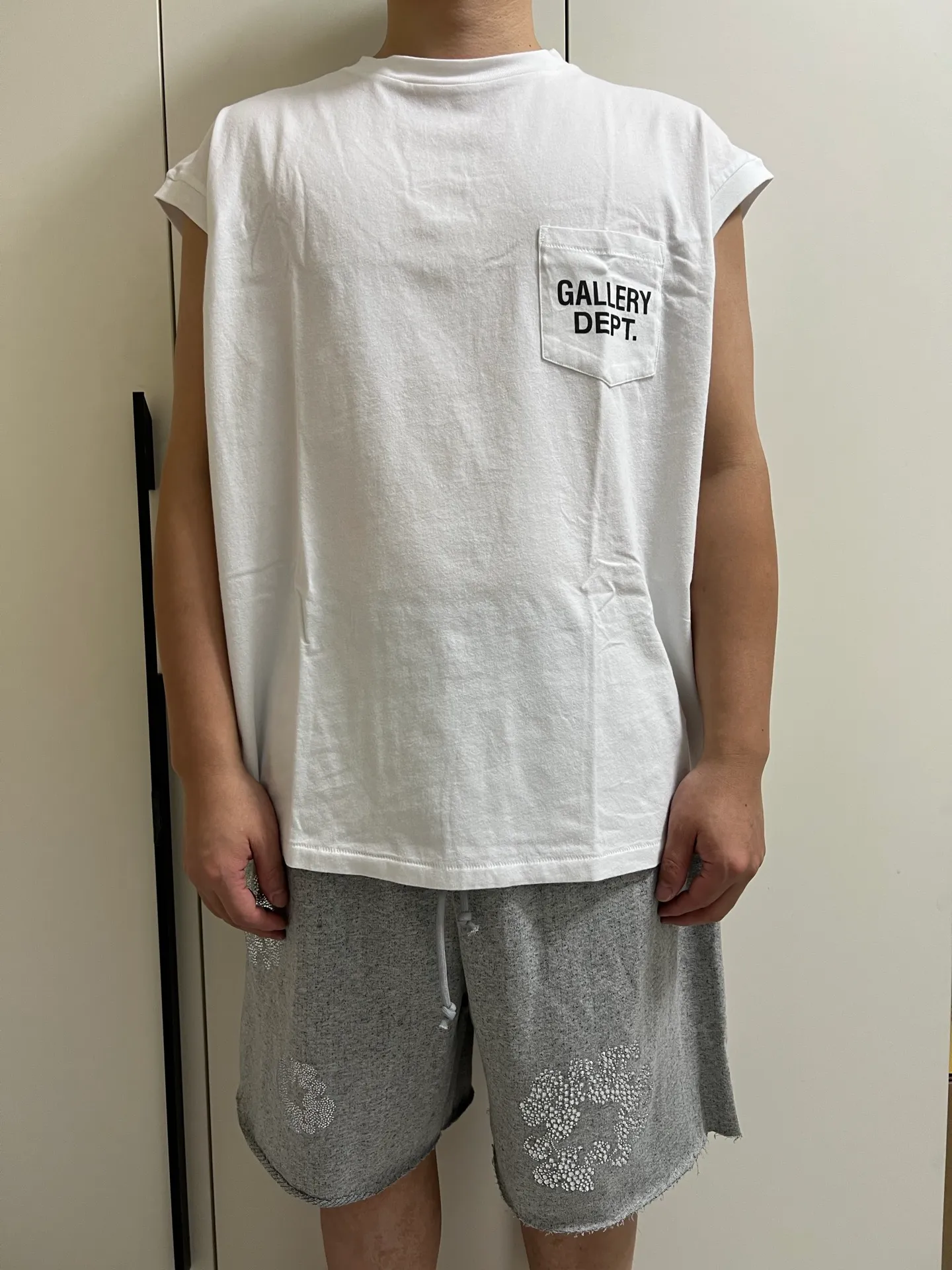 GALLERY DEPT. AUGI SLEEVELESS TEE/VINTAGE BLACK/NAVY/WHT English pocket sleeveless vest TEE Washed black/navy blue/white S-XL Same as the original version Super comfortable summer brushed lightweight material No sense of comfort on the upper body Loose and crisp fit Comfortable and breathable
